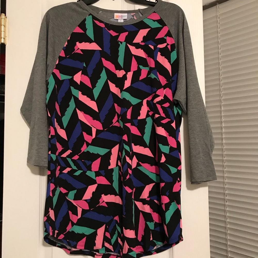 NWOT Lularoe “Randy” Tee